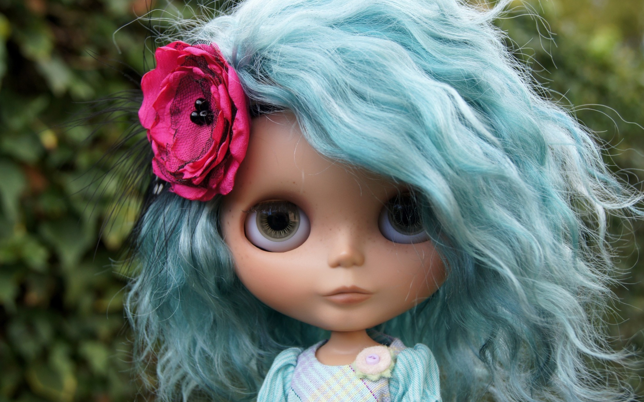 Screenshot №1 pro téma Doll With Blue Hair 2560x1600