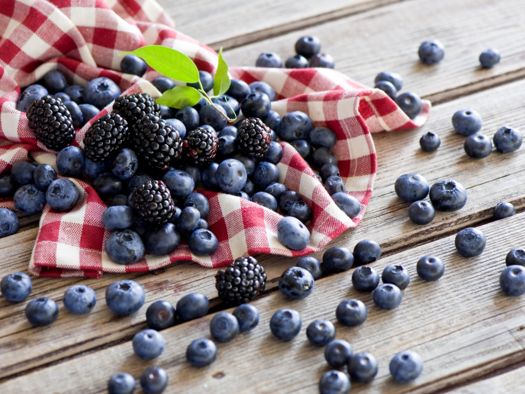 Das Blueberries And Blackberries Wallpaper 1024x768