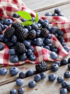 Das Blueberries And Blackberries Wallpaper 240x320