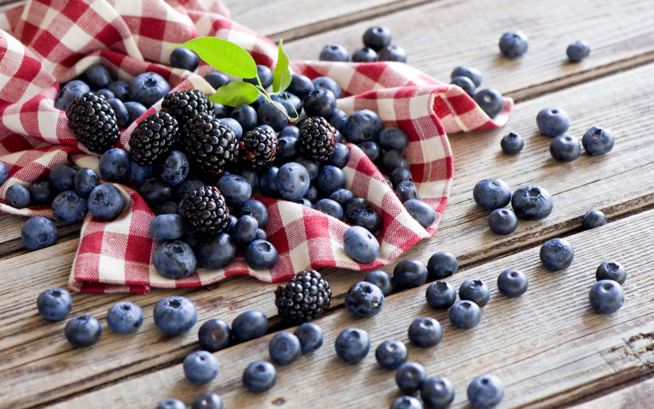 Das Blueberries And Blackberries Wallpaper 2560x1600