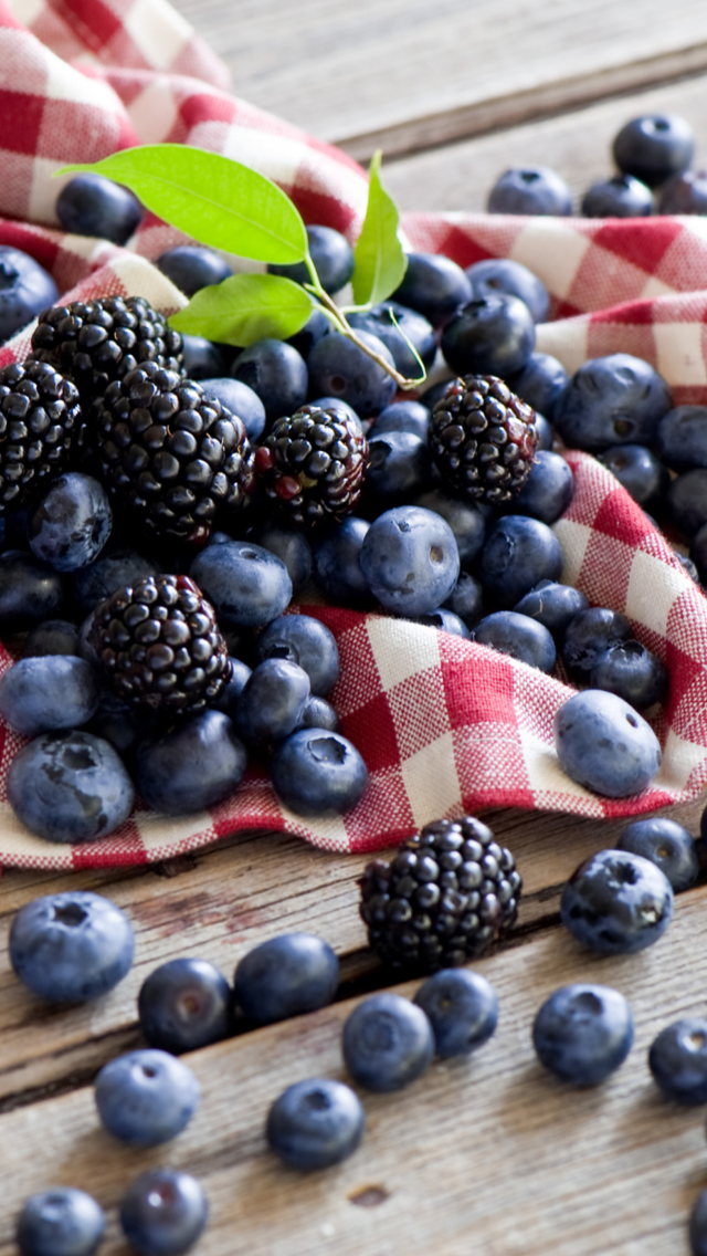 Fondo de pantalla Blueberries And Blackberries 640x1136