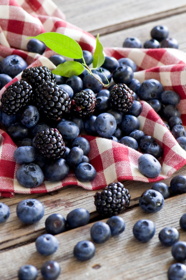 Blueberries And Blackberries screenshot #1 640x960