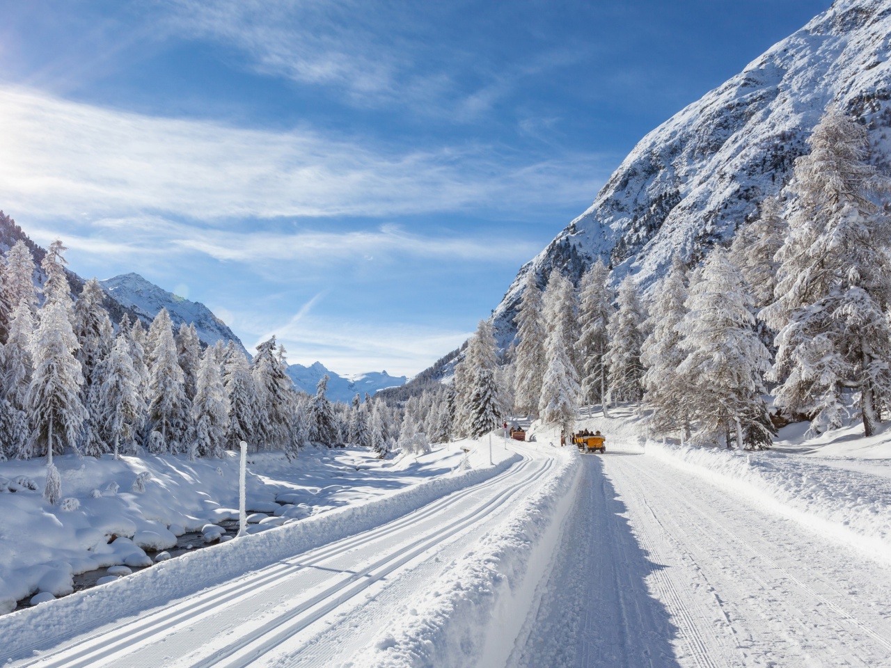 Snow-covered Road wallpaper 1280x960