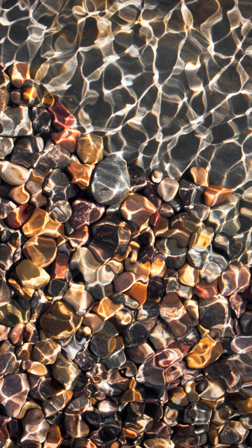 Das Pebbles And Water Reflections Wallpaper 360x640