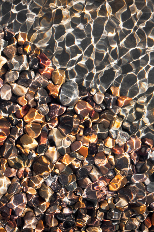 Fondo de pantalla Pebbles And Water Reflections 640x960