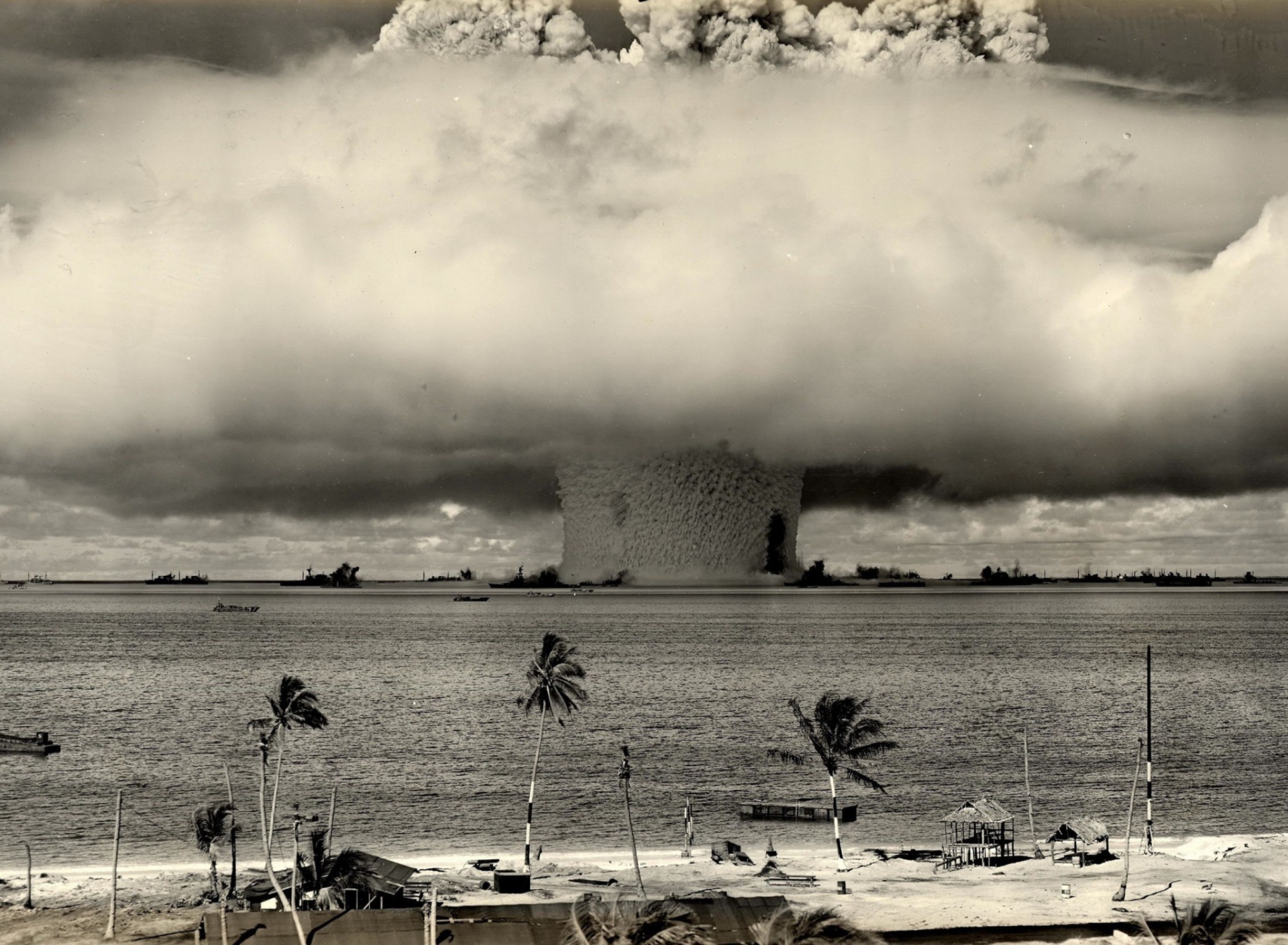 Screenshot №1 pro téma Nuclear Bomb Near The Beach 1920x1408