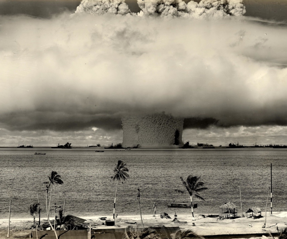 Das Nuclear Bomb Near The Beach Wallpaper 960x800