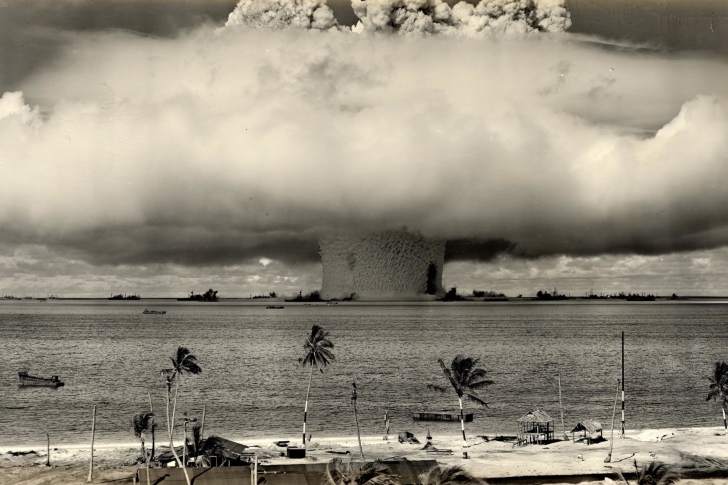 Fondo de pantalla Nuclear Bomb Near The Beach