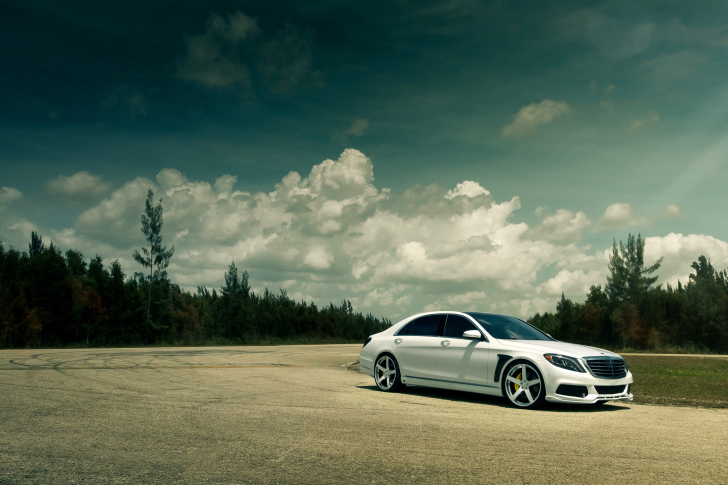 Sfondi Mercedes- Benz S550 Tuned Brabus