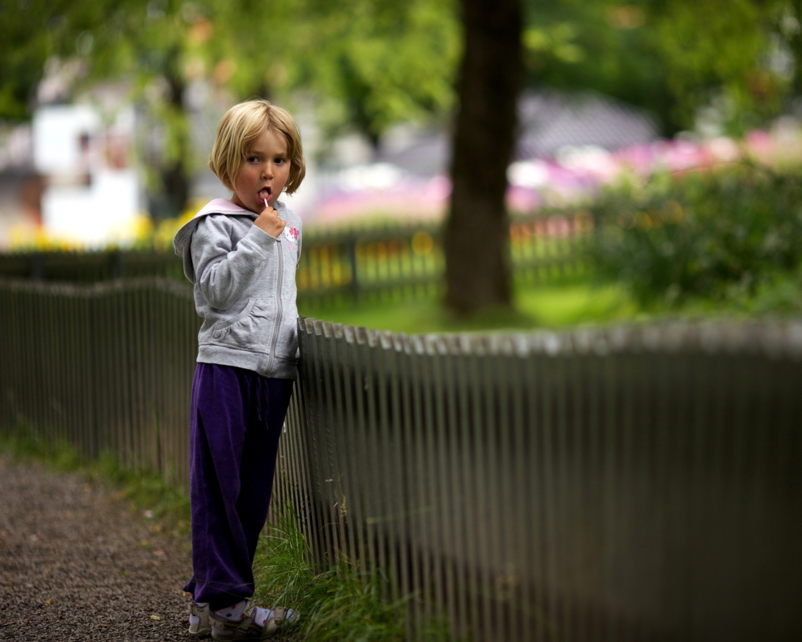 Sfondi Little Girl With Lolly 1600x1280