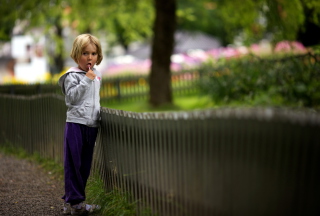 Little Girl With Lolly - Obrázkek zdarma pro Samsung Galaxy Note 2 N7100