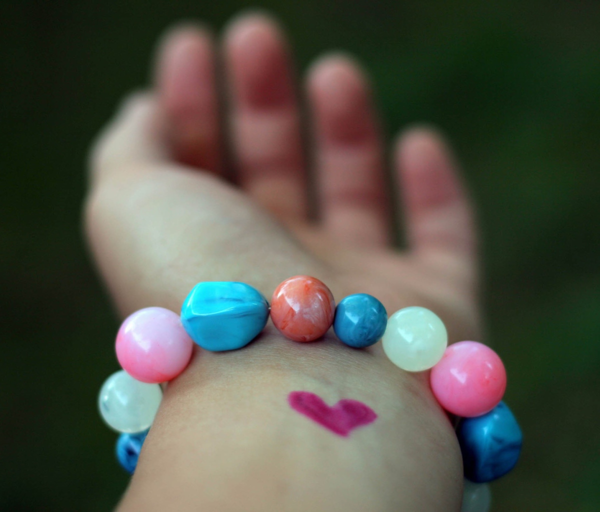 Обои Heart And Colored Marbles Bracelet 1200x1024