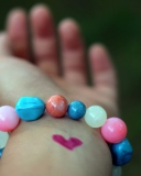 Screenshot №1 pro téma Heart And Colored Marbles Bracelet 128x160
