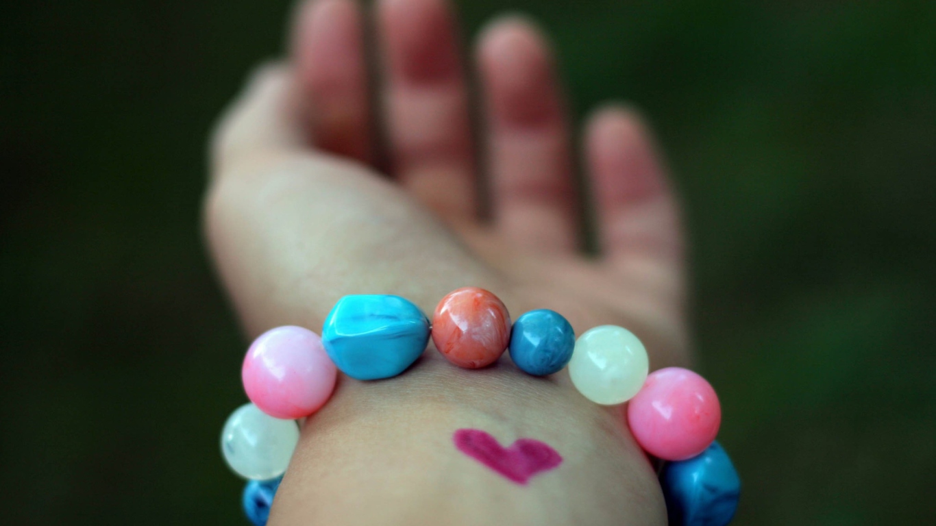 Screenshot №1 pro téma Heart And Colored Marbles Bracelet 1366x768