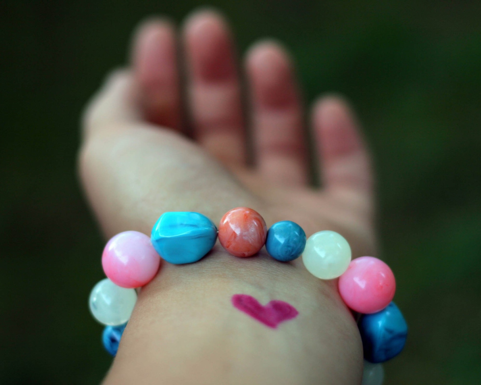 Обои Heart And Colored Marbles Bracelet 1600x1280