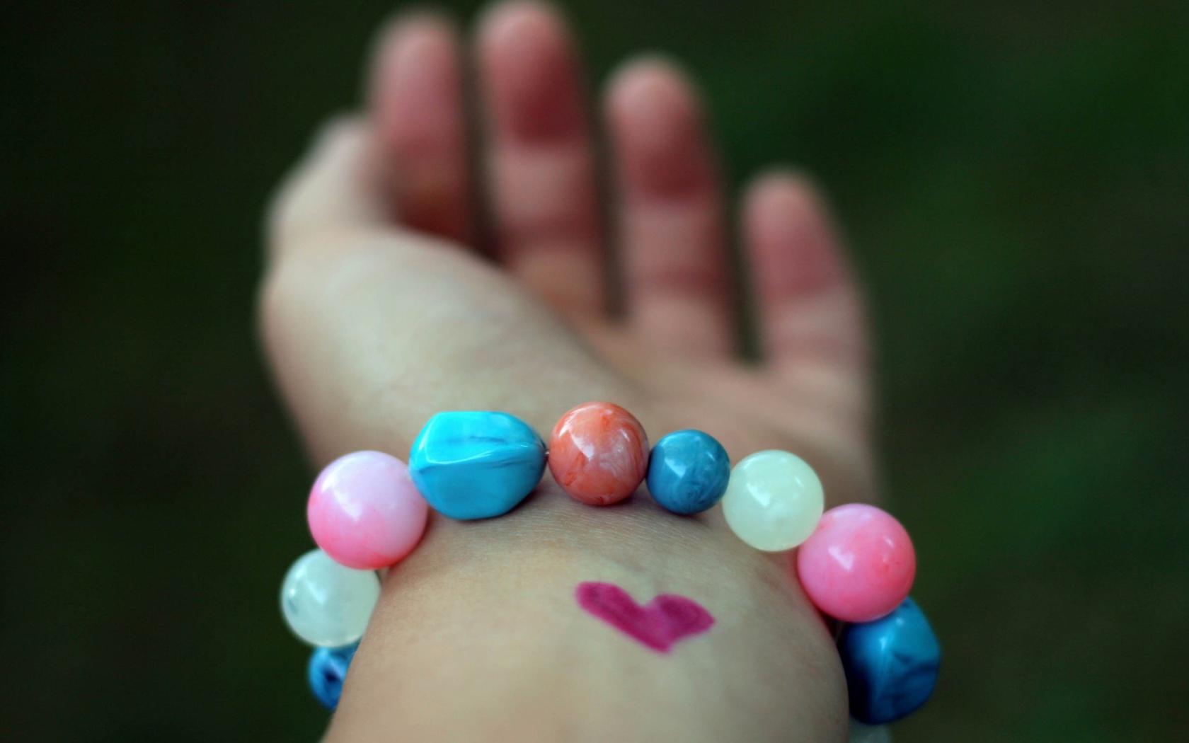 Screenshot №1 pro téma Heart And Colored Marbles Bracelet 1680x1050