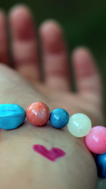 Das Heart And Colored Marbles Bracelet Wallpaper 360x640