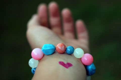 Das Heart And Colored Marbles Bracelet Wallpaper 480x320