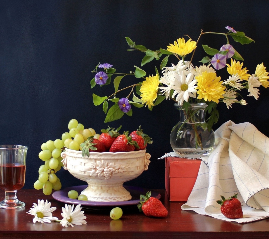 Обои Berries and bouquet Still life 1080x960