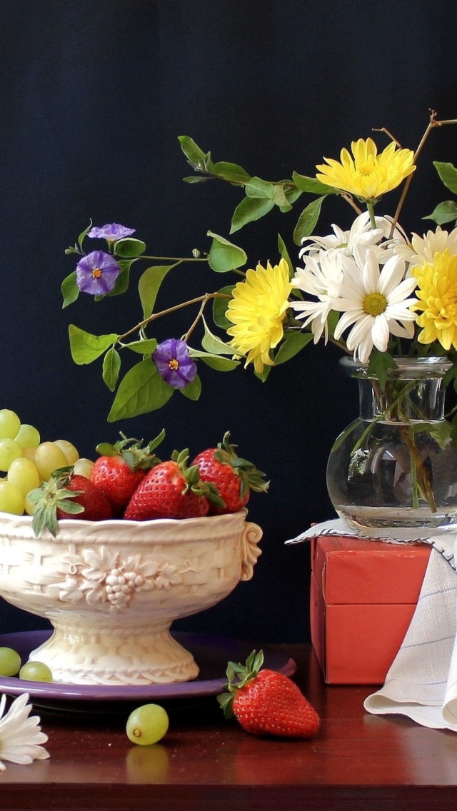 Fondo de pantalla Berries and bouquet Still life 640x1136