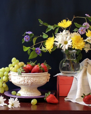 Berries and bouquet Still life - Obrázkek zdarma pro 176x220