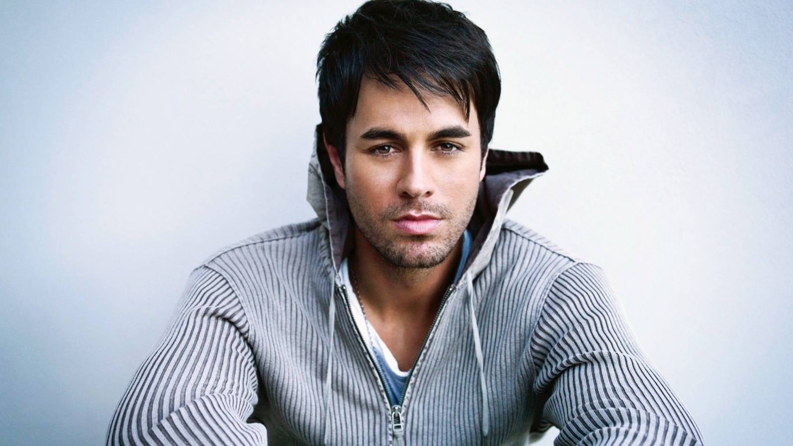 Обои Enrique Iglesias 1600x900