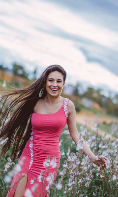 Обои Happy Girl In Field 240x400