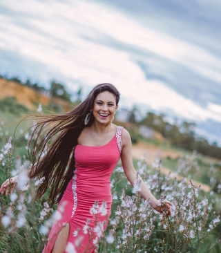 Happy Girl In Field - Obrázkek zdarma pro 360x640