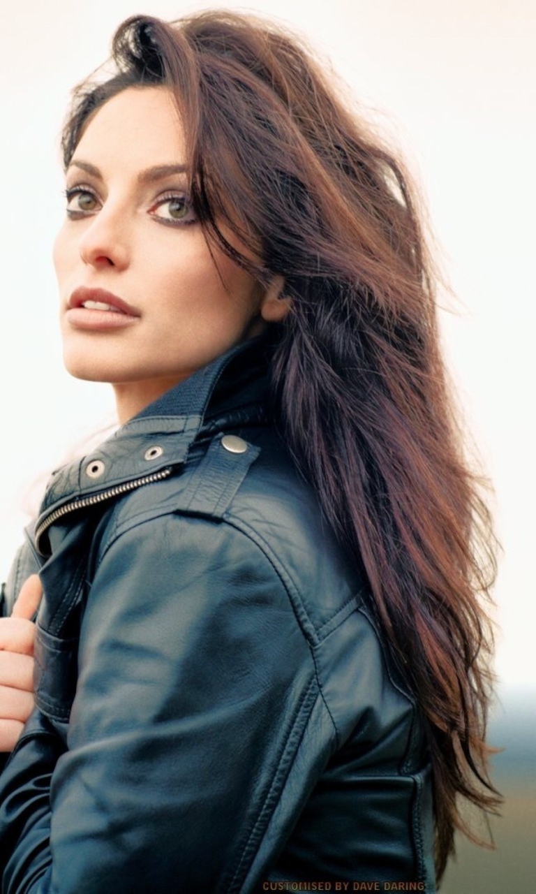 Fondo de pantalla Beautiful Brunette Wearing Black Leather Jacket 768x1280