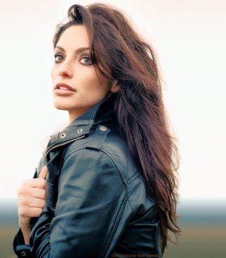 Beautiful Brunette Wearing Black Leather Jacket - Obrázkek zdarma pro Nokia Lumia 920