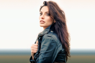 Beautiful Brunette Wearing Black Leather Jacket - Obrázkek zdarma pro 1080x960