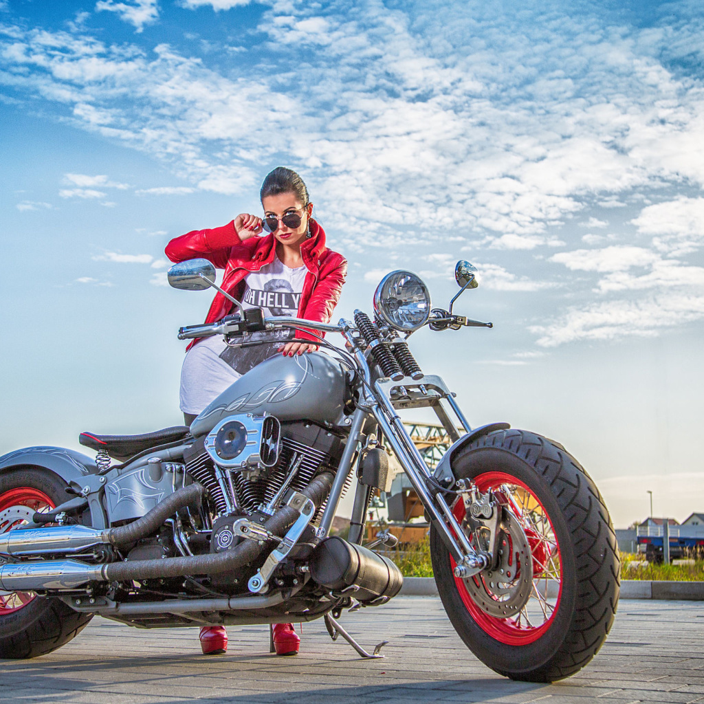 Sfondi Harley Davidson with Cute Girl 1024x1024