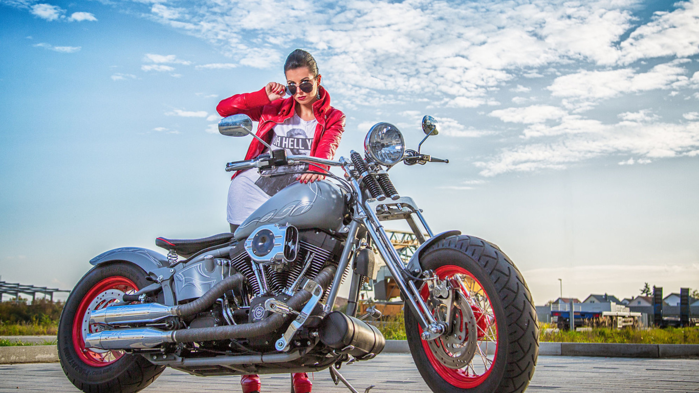 Обои Harley Davidson with Cute Girl 1366x768
