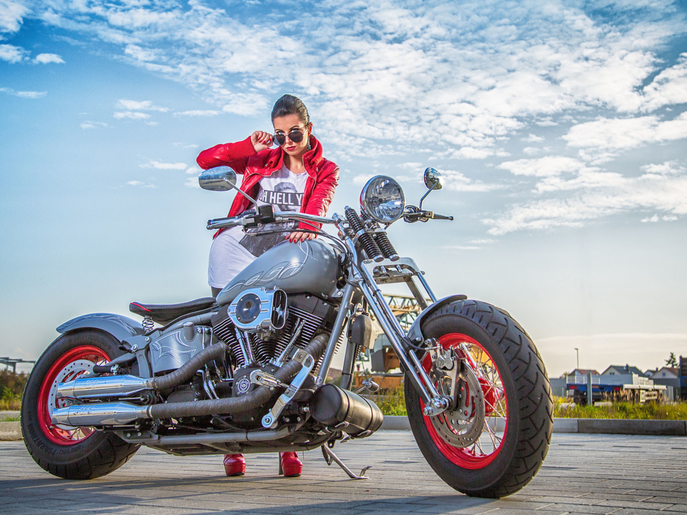 Обои Harley Davidson with Cute Girl 1400x1050
