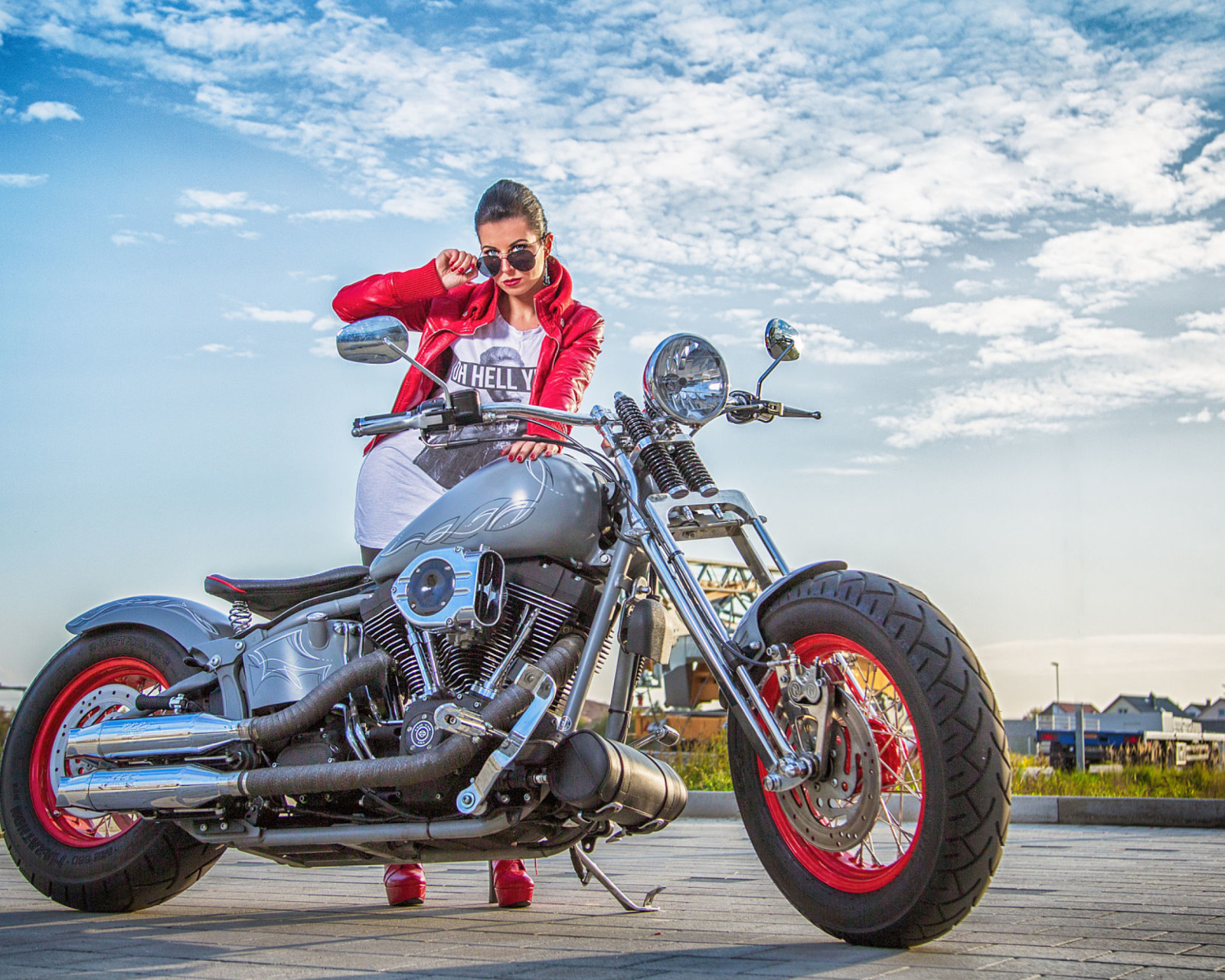 Обои Harley Davidson with Cute Girl 1600x1280
