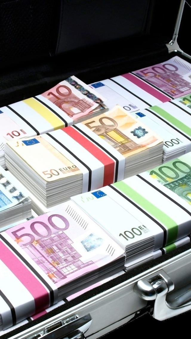 Обои Bundle Of Euro Banknotes 640x1136