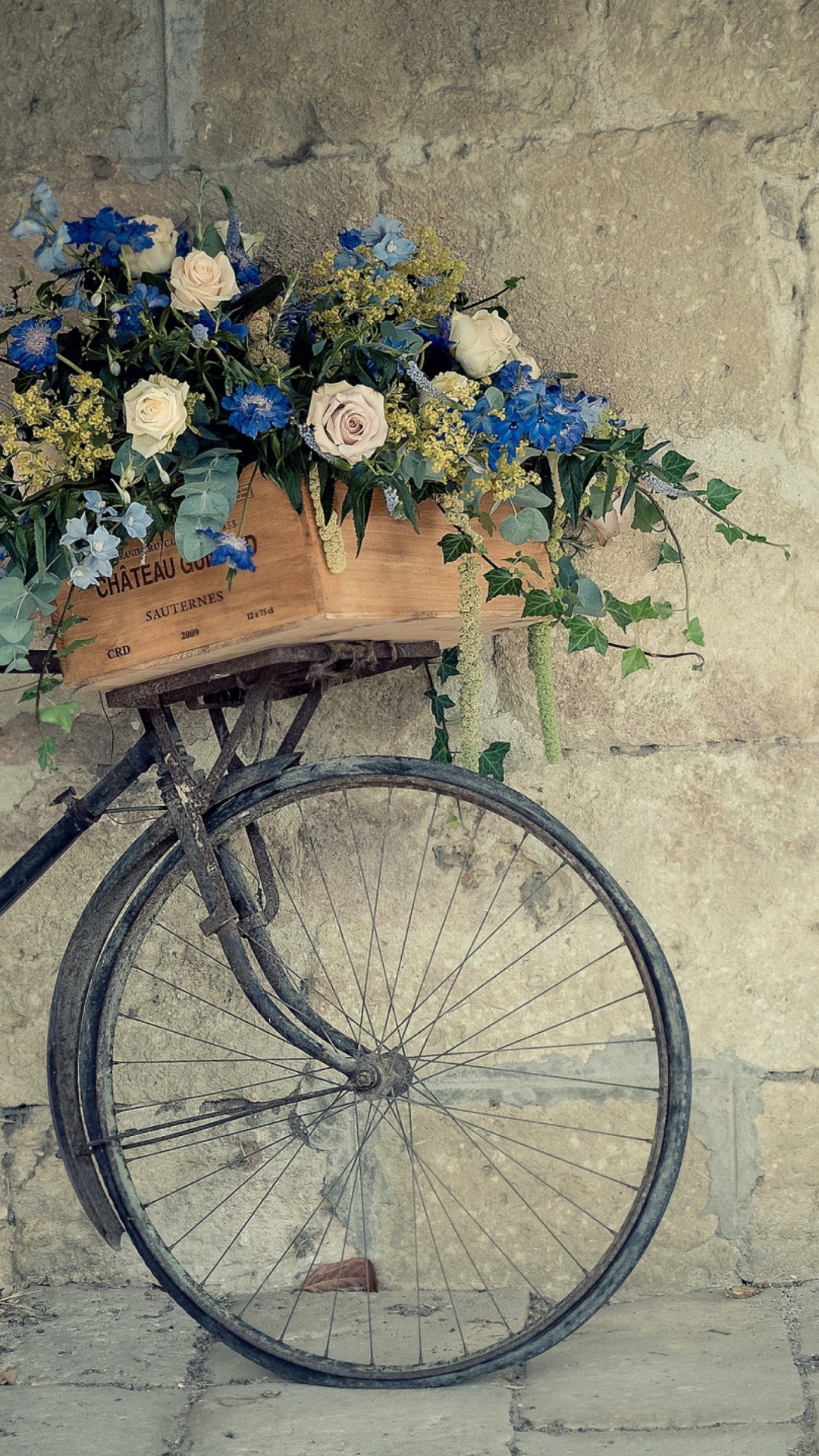 Fondo de pantalla Bicycle With Basket Full Of Flowers 1080x1920