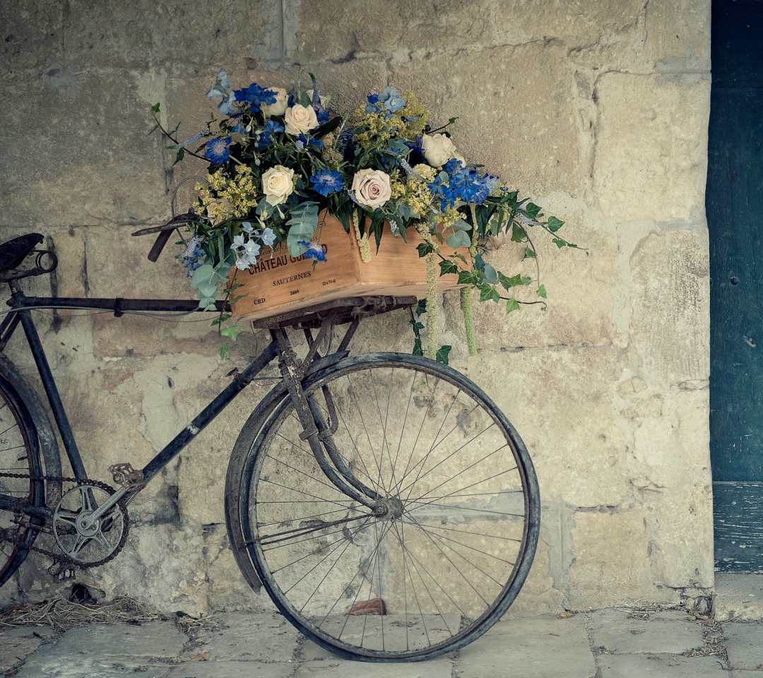 Fondo de pantalla Bicycle With Basket Full Of Flowers 1080x960