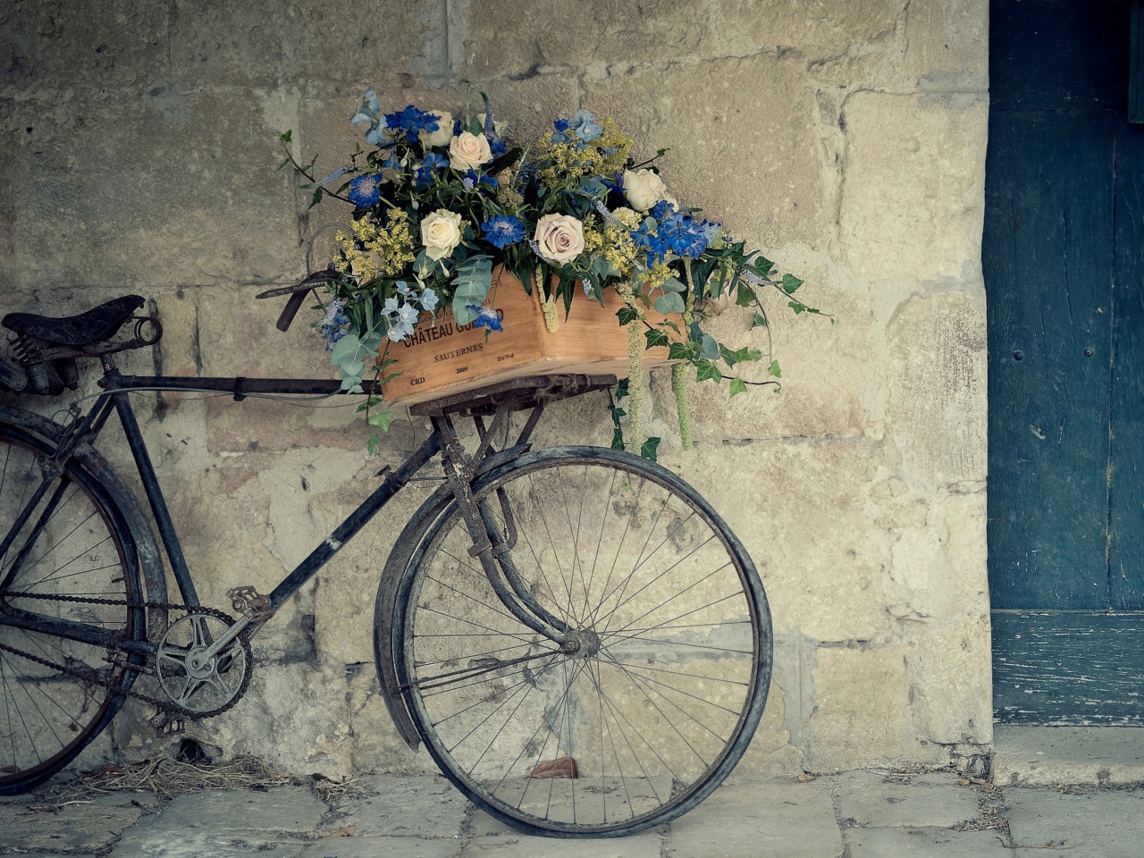Screenshot №1 pro téma Bicycle With Basket Full Of Flowers 1280x960