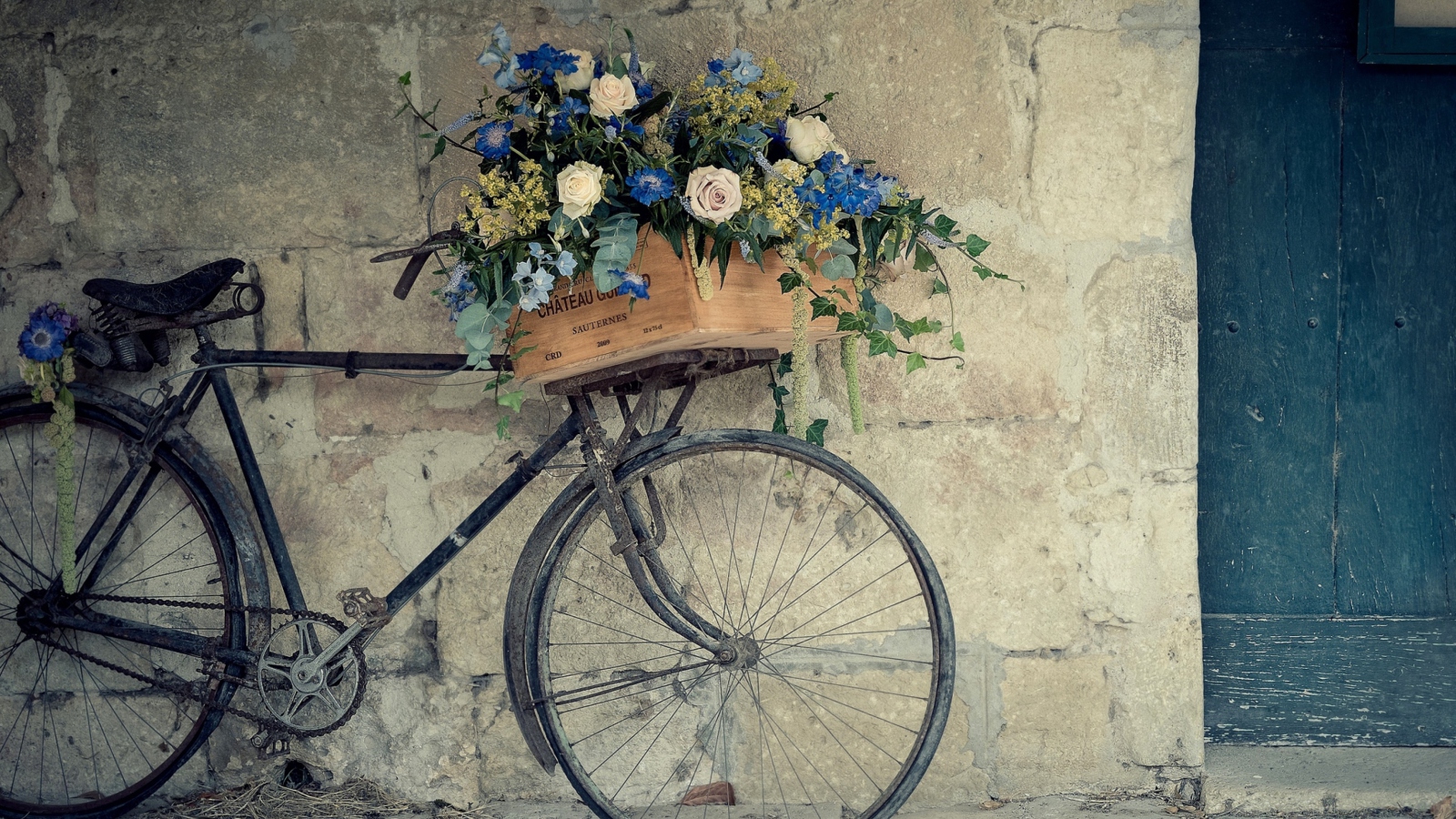 Screenshot №1 pro téma Bicycle With Basket Full Of Flowers 1600x900