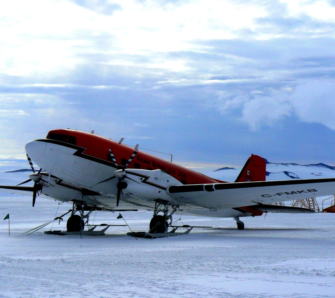 Douglas DC 3 wallpaper 1080x960