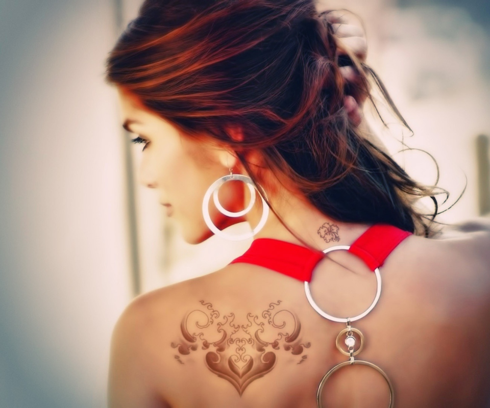 Das Girl With Tattoo On Her Back Wallpaper 960x800