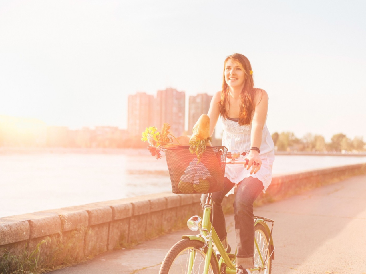 Screenshot №1 pro téma Girl On Bicycle In Sun Lights 1280x960