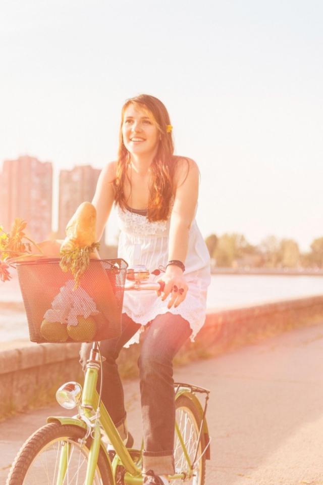 Screenshot №1 pro téma Girl On Bicycle In Sun Lights 640x960