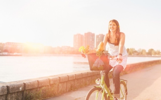 Girl On Bicycle In Sun Lights - Obrázkek zdarma pro HTC Wildfire