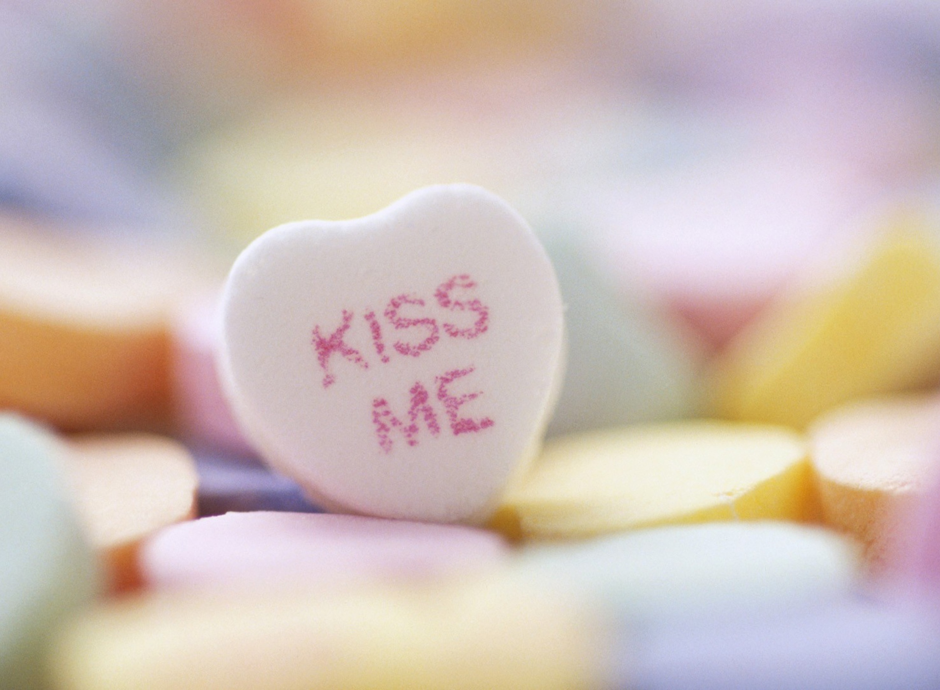 Das Kiss Me Heart Candy Wallpaper 1920x1408