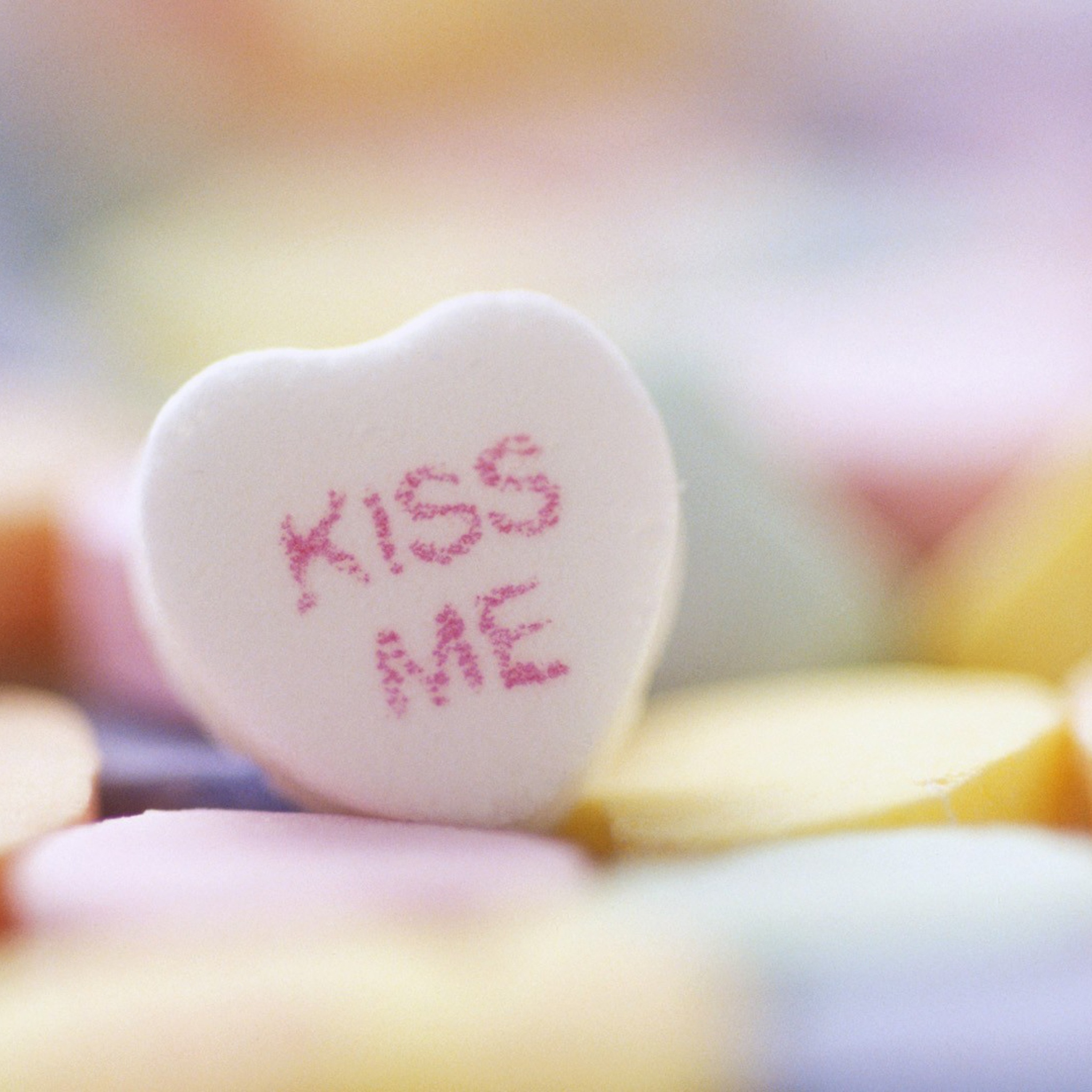 Fondo de pantalla Kiss Me Heart Candy 2048x2048