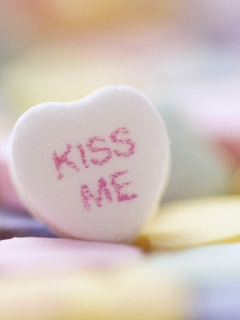 Das Kiss Me Heart Candy Wallpaper 240x320