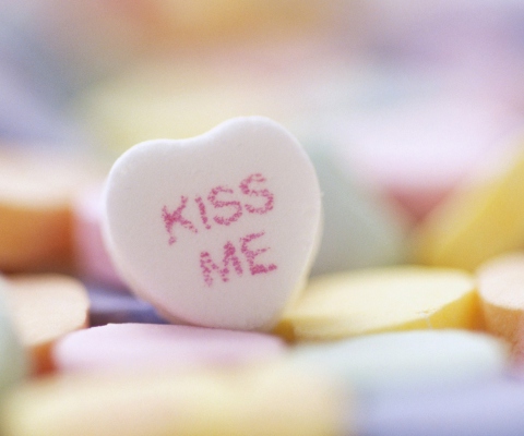 Sfondi Kiss Me Heart Candy 480x400