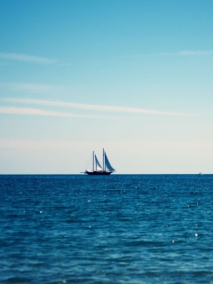 Обои Beautiful Yacht On Seascape Horizon 240x320